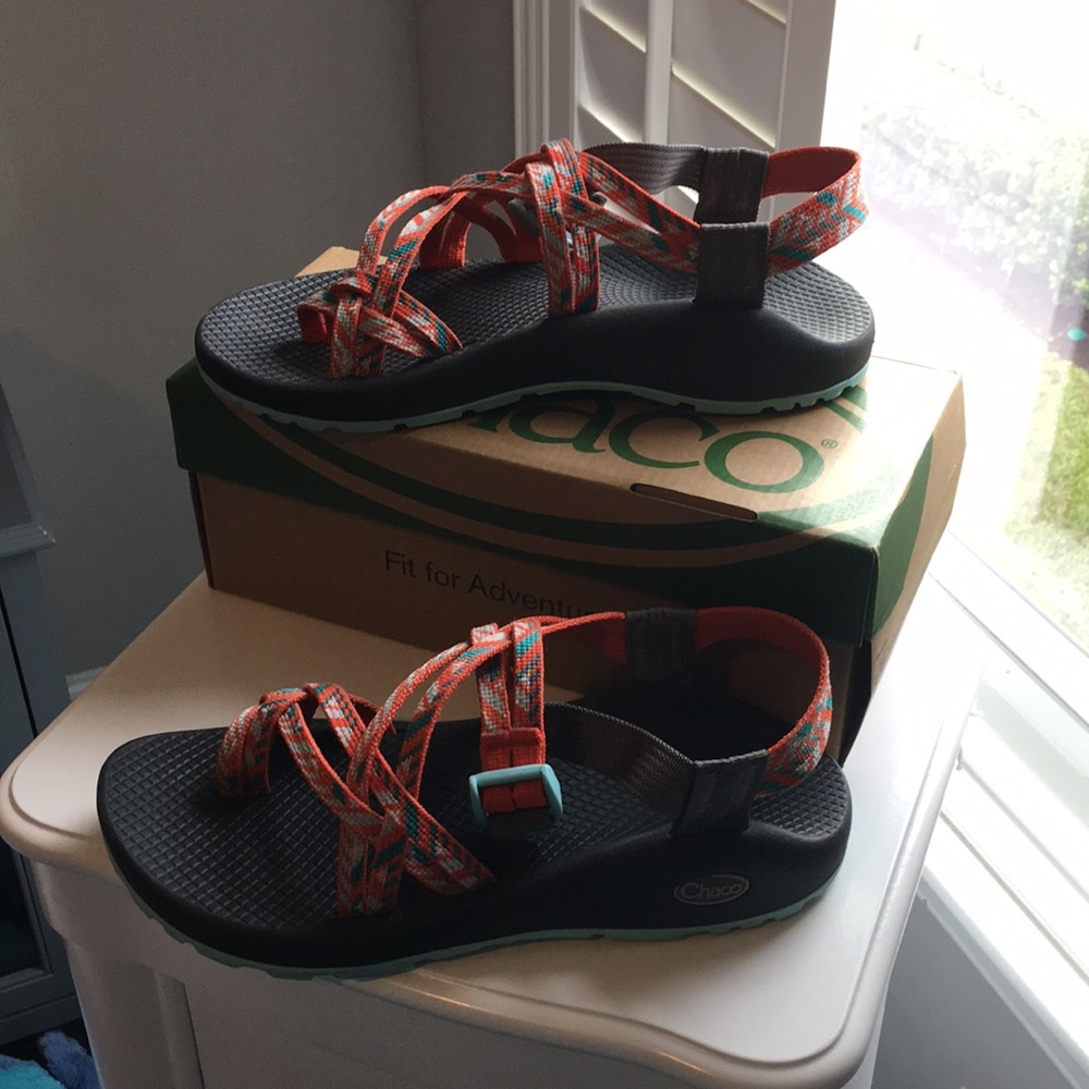 BRAND NEW Chacos size 8